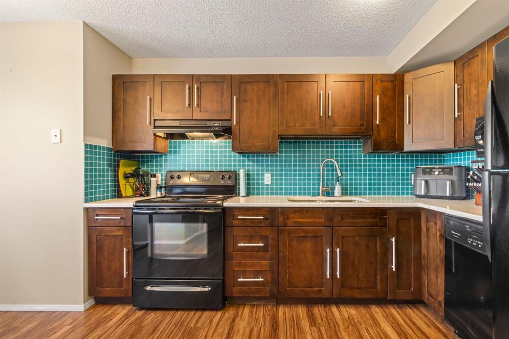 623 Hawkstone Manor Nw, Calgary, AB - Indoor Photo Showing Kitchen