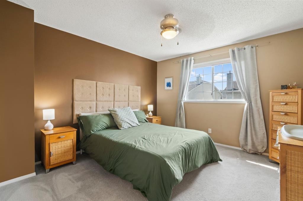 623 Hawkstone Manor Nw, Calgary, AB - Indoor Photo Showing Bedroom