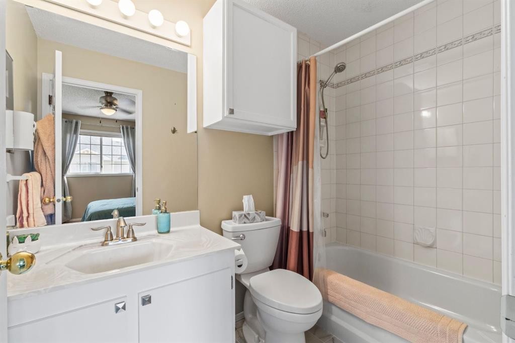 623 Hawkstone Manor Nw, Calgary, AB - Indoor Photo Showing Bathroom