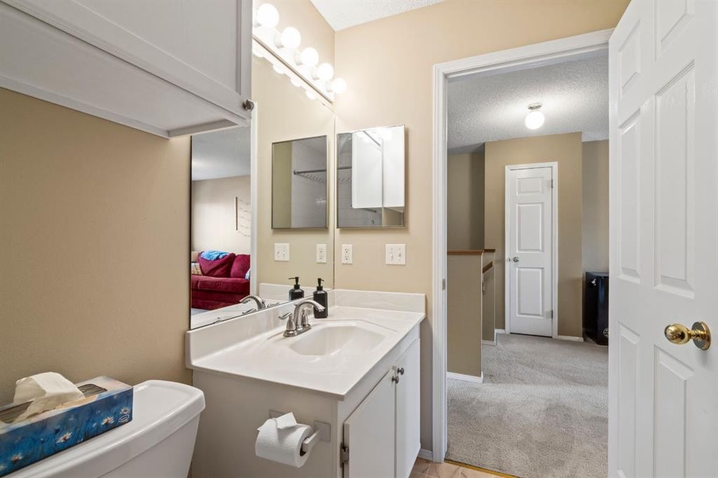 623 Hawkstone Manor Nw, Calgary, AB - Indoor Photo Showing Bathroom