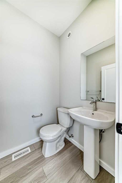 828 Sora Boulevard Se, Calgary, AB - Indoor Photo Showing Bathroom