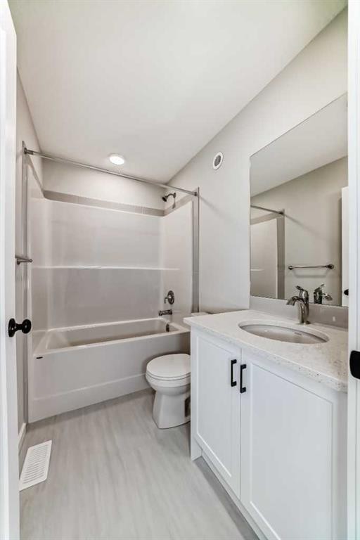 828 Sora Boulevard Se, Calgary, AB - Indoor Photo Showing Bathroom