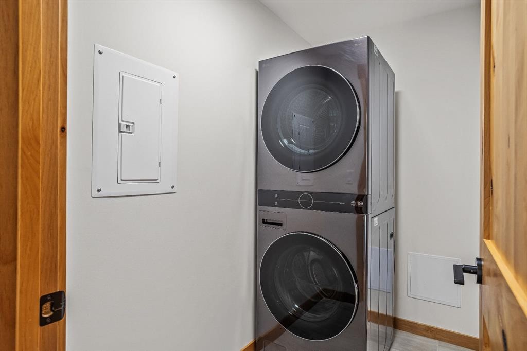 108-1606 Spring Creek Gate, Canmore, AB - Indoor Photo Showing Laundry Room