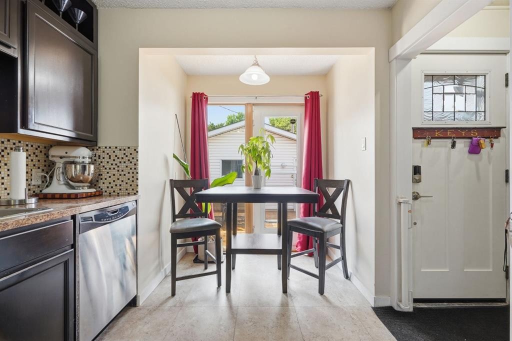 1037 Regal Crescent Ne, Calgary, AB - Indoor