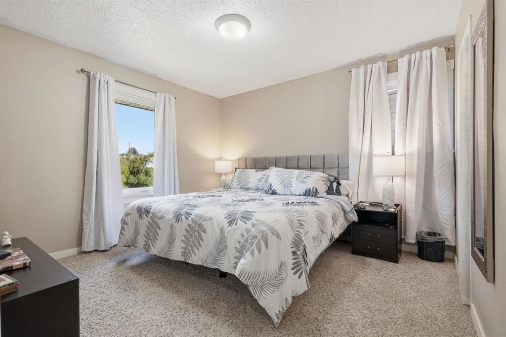 1037 Regal Crescent Ne, Calgary, AB - Indoor Photo Showing Bedroom