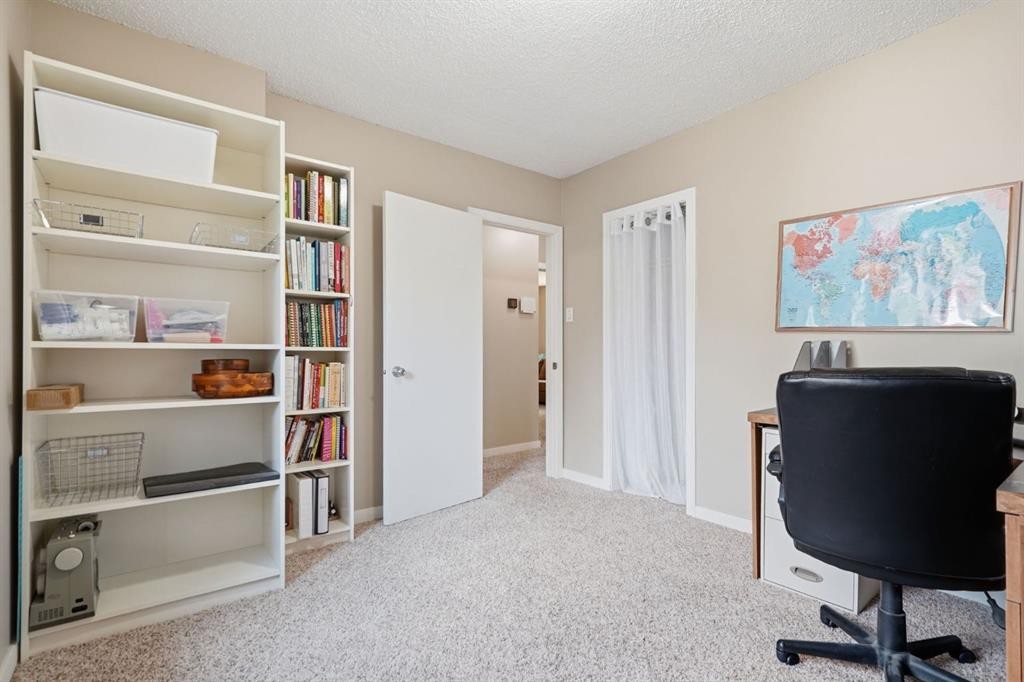 1037 Regal Crescent Ne, Calgary, AB - Indoor Photo Showing Office
