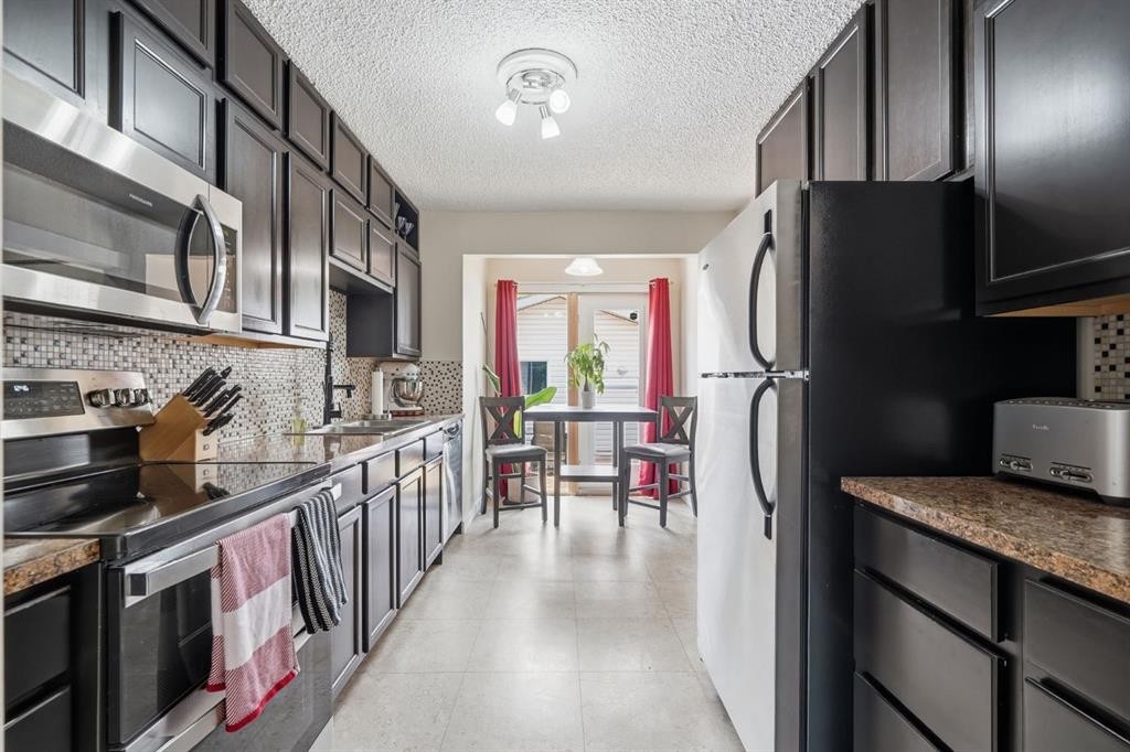 1037 Regal Crescent Ne, Calgary, AB - Indoor Photo Showing Kitchen With Upgraded Kitchen