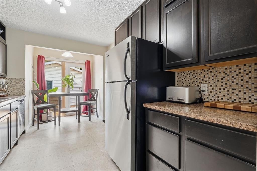 1037 Regal Crescent Ne, Calgary, AB - Indoor Photo Showing Kitchen