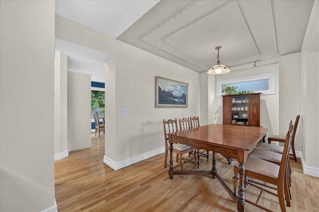 2511 Exshaw Road Nw, Calgary, AB - Indoor Photo Showing Dining Room