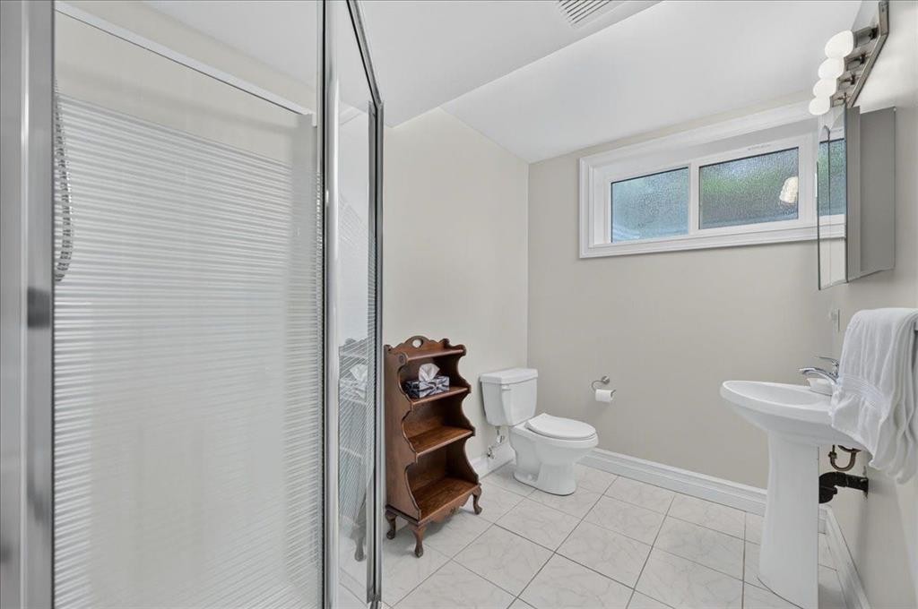 2511 Exshaw Road Nw, Calgary, AB - Indoor Photo Showing Bathroom