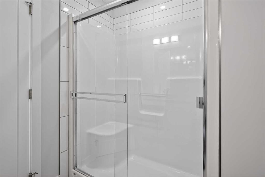 226 148 Avenue Nw, Calgary, AB - Indoor Photo Showing Bathroom