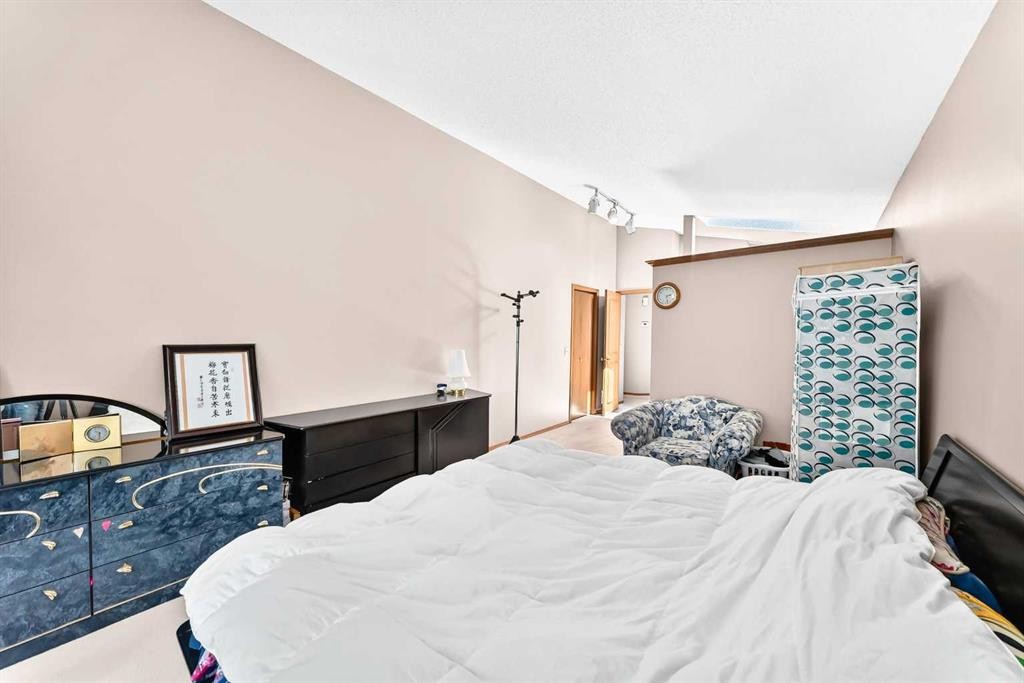 184 Hampshire Circle Nw, Calgary, AB - Indoor Photo Showing Bedroom