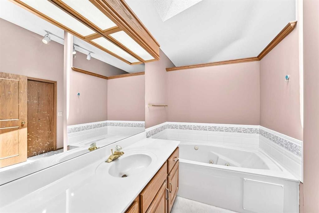 184 Hampshire Circle Nw, Calgary, AB - Indoor Photo Showing Bathroom