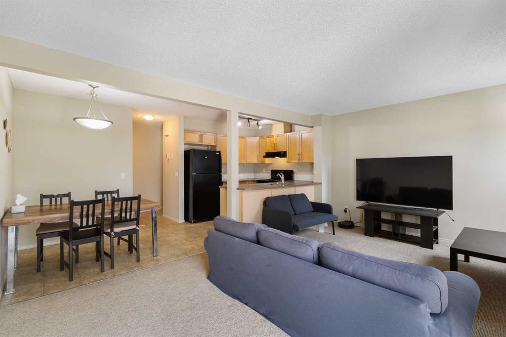 17 Panatella Villas Nw, Calgary, AB - Indoor Photo Showing Living Room