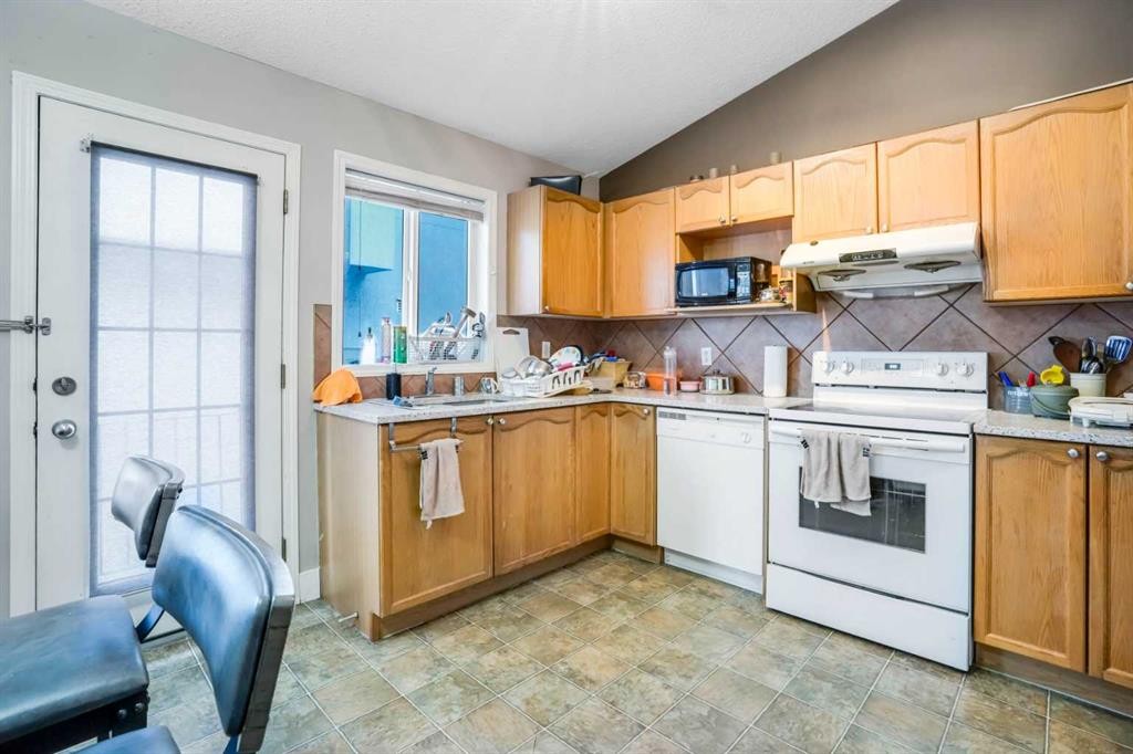 6216 Taralea Park Ne, Calgary, AB - Indoor Photo Showing Kitchen
