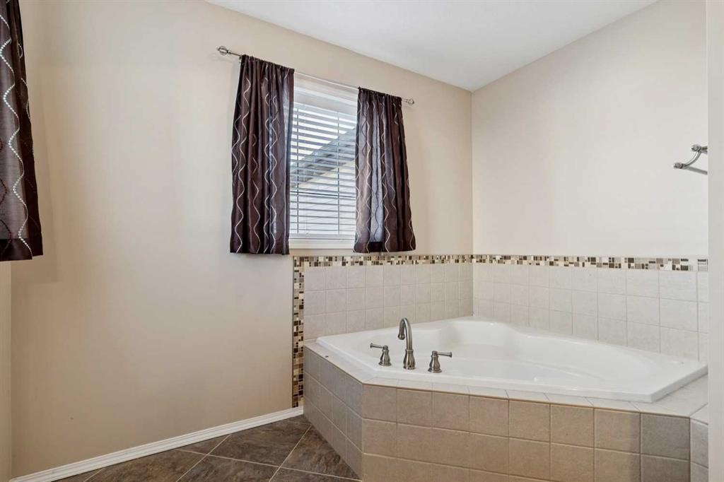 184 Cimarron Park Circle, Okotoks, AB - Indoor Photo Showing Bathroom
