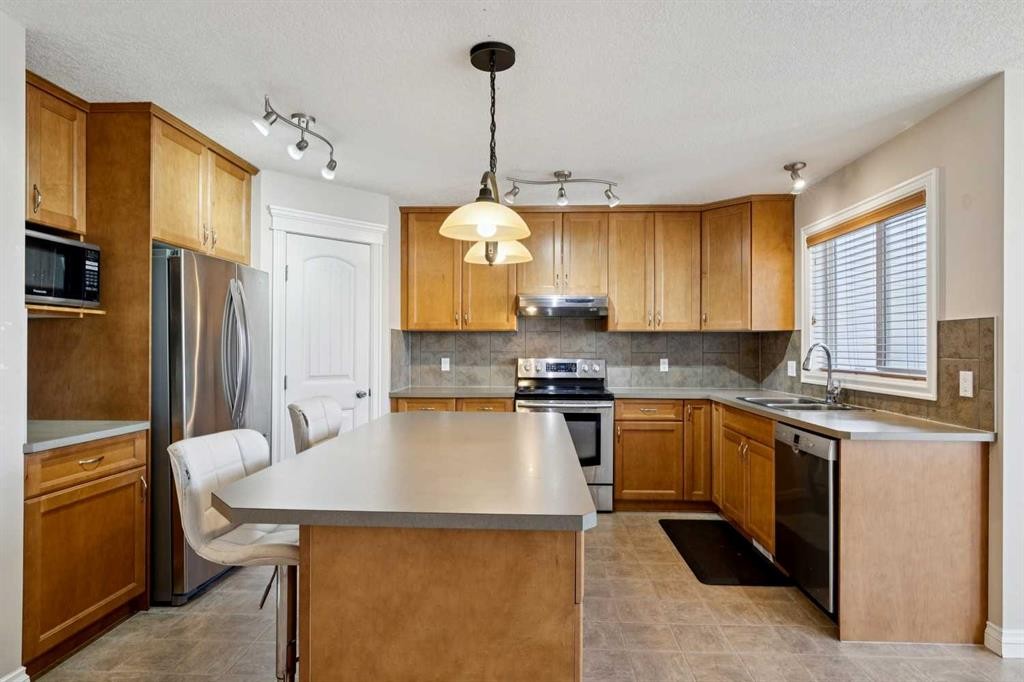 184 Cimarron Park Circle, Okotoks, AB - Indoor Photo Showing Kitchen With Double Sink