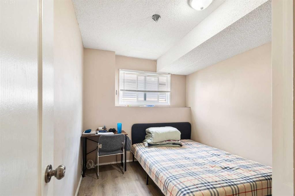 11268 6 Sw, Calgary, AB - Indoor Photo Showing Bedroom