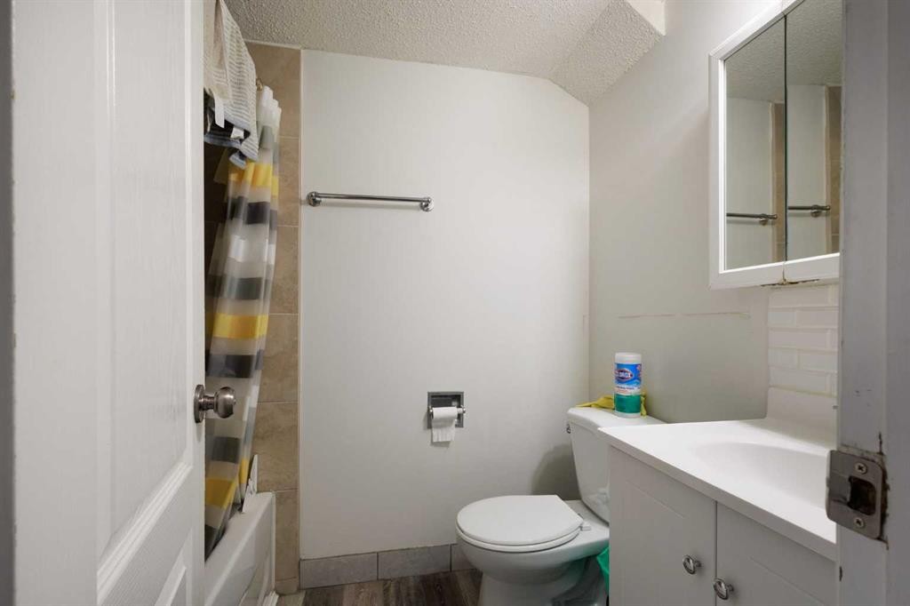 11268 6 Sw, Calgary, AB - Indoor Photo Showing Bathroom