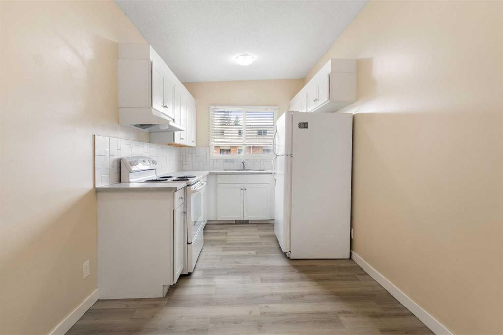 11268 6 Sw, Calgary, AB - Indoor Photo Showing Kitchen