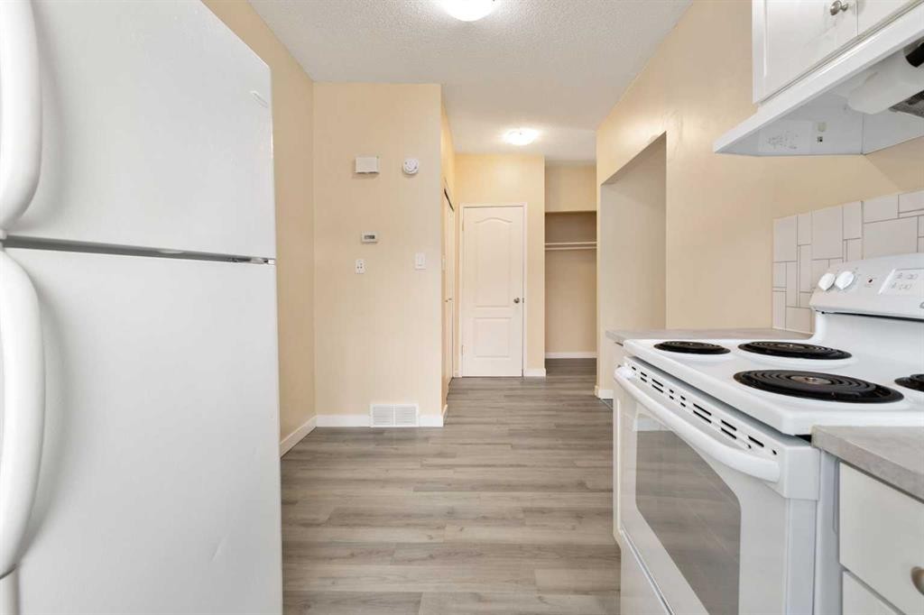 11268 6 Sw, Calgary, AB - Indoor Photo Showing Kitchen