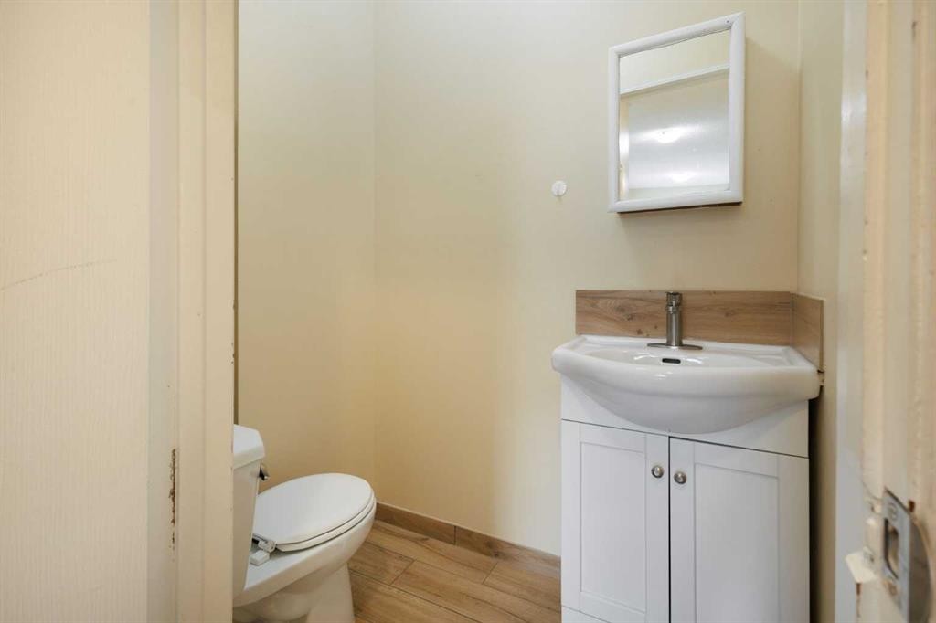 11268 6 Sw, Calgary, AB - Indoor Photo Showing Bathroom