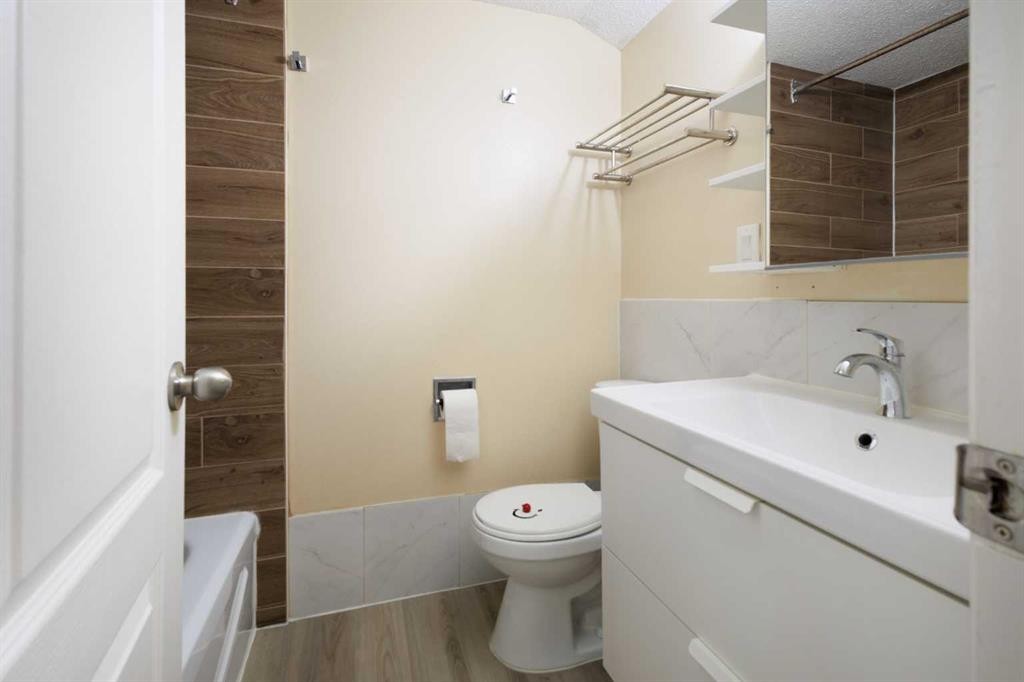 11268 6 Sw, Calgary, AB - Indoor Photo Showing Bathroom