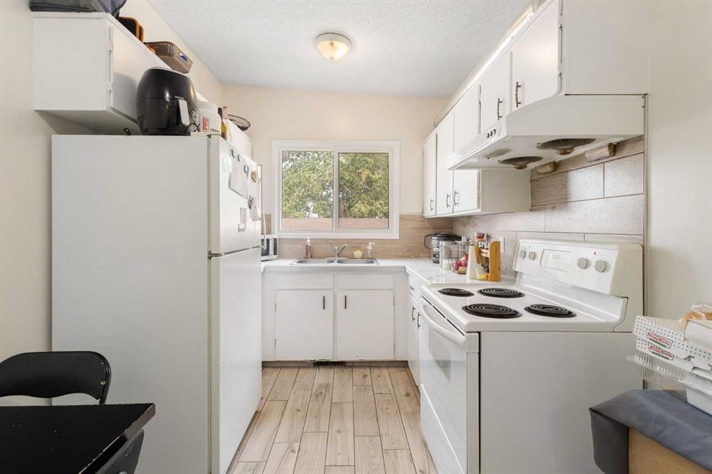 11268 6 Sw, Calgary, AB - Indoor Photo Showing Kitchen With Double Sink