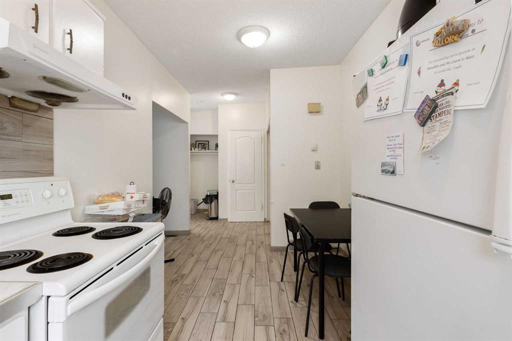 11268 6 Sw, Calgary, AB - Indoor Photo Showing Kitchen