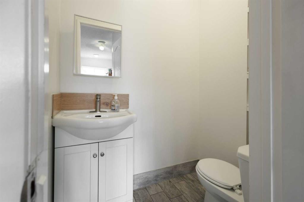 11268 6 Sw, Calgary, AB - Indoor Photo Showing Bathroom