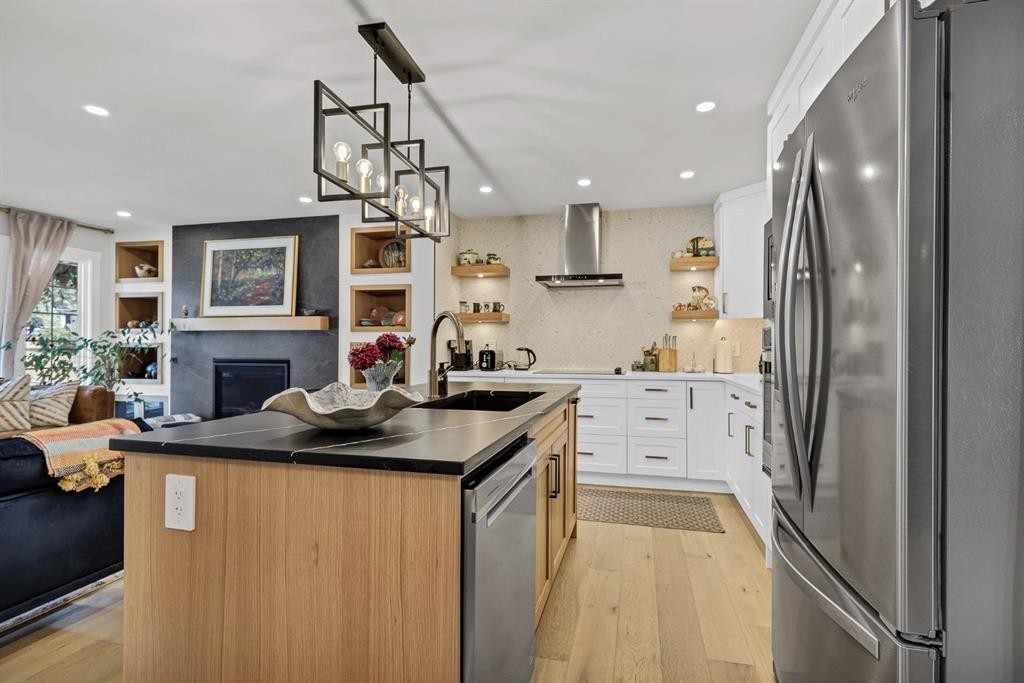 179 Capri Avenue Nw, Calgary, AB - Indoor Photo Showing Kitchen With Stainless Steel Kitchen With Upgraded Kitchen