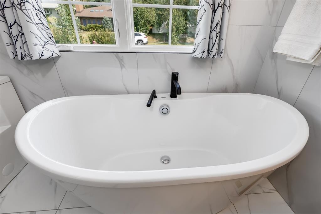 179 Capri Avenue Nw, Calgary, AB - Indoor Photo Showing Bathroom