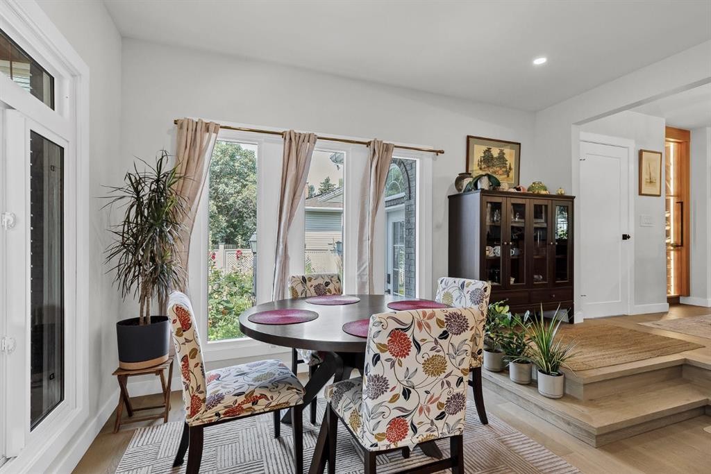 179 Capri Avenue Nw, Calgary, AB - Indoor Photo Showing Dining Room