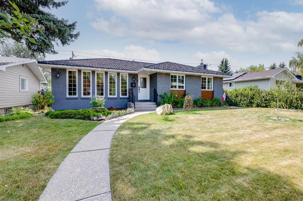 179 Capri Avenue Nw, Calgary, AB - Outdoor With Facade