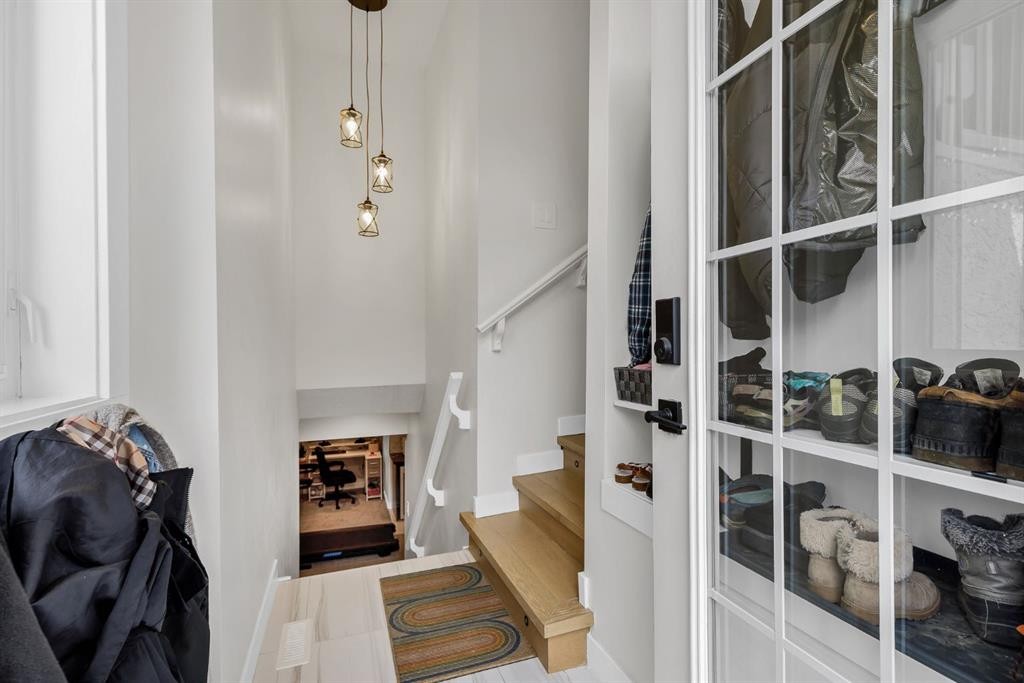 179 Capri Avenue Nw, Calgary, AB - Indoor Photo Showing Other Room