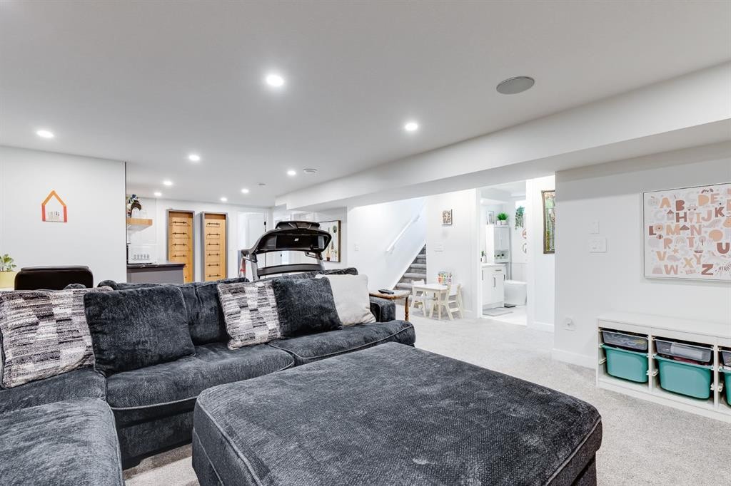 179 Capri Avenue Nw, Calgary, AB - Indoor Photo Showing Living Room