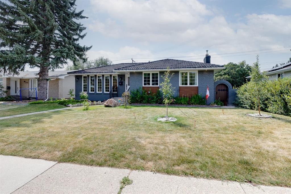 179 Capri Avenue Nw, Calgary, AB - Outdoor With Facade