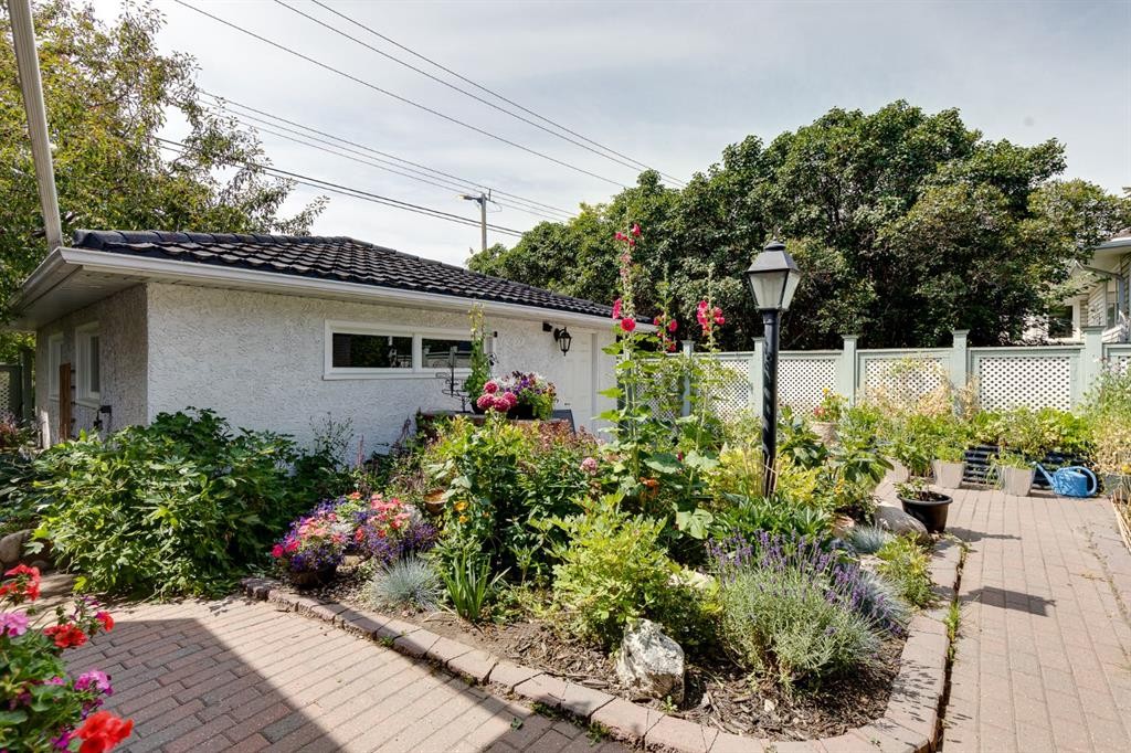 179 Capri Avenue Nw, Calgary, AB - Outdoor