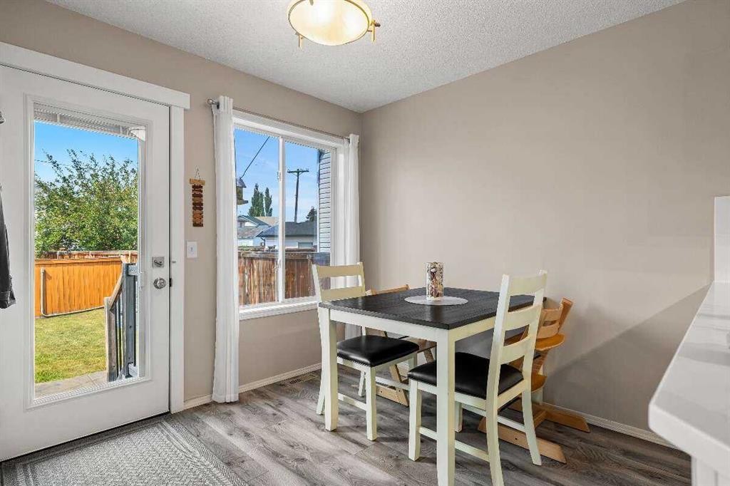 359 Mt Apex Green Se, Calgary, AB - Indoor Photo Showing Dining Room