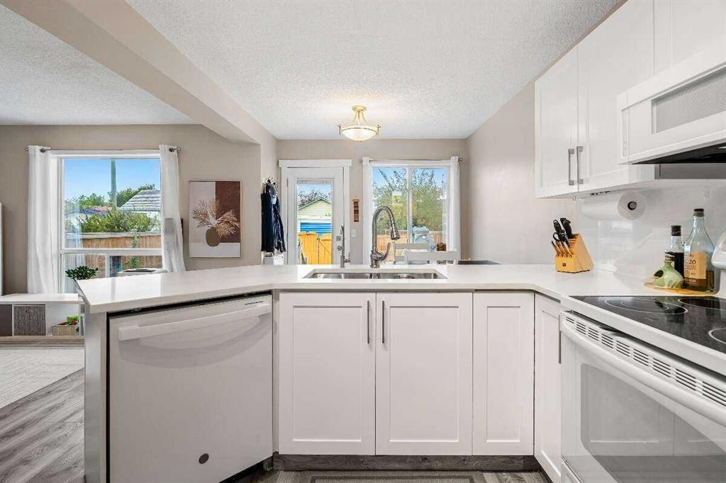 359 Mt Apex Green Se, Calgary, AB - Indoor Photo Showing Kitchen With Double Sink