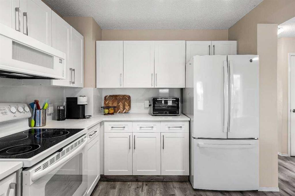 359 Mt Apex Green Se, Calgary, AB - Indoor Photo Showing Kitchen