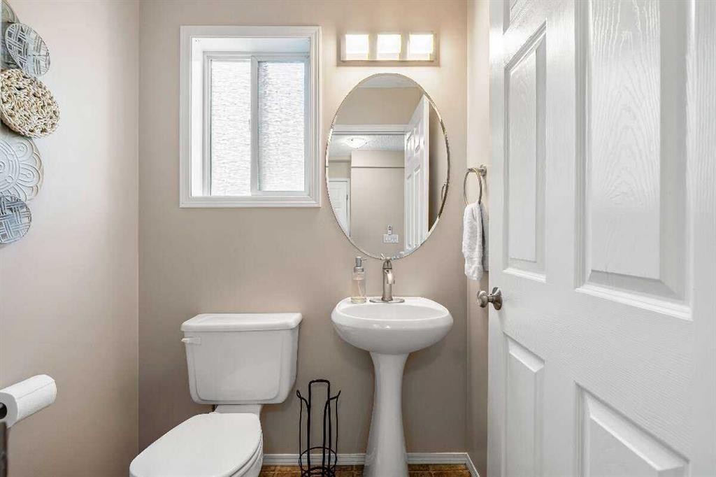 359 Mt Apex Green Se, Calgary, AB - Indoor Photo Showing Bathroom
