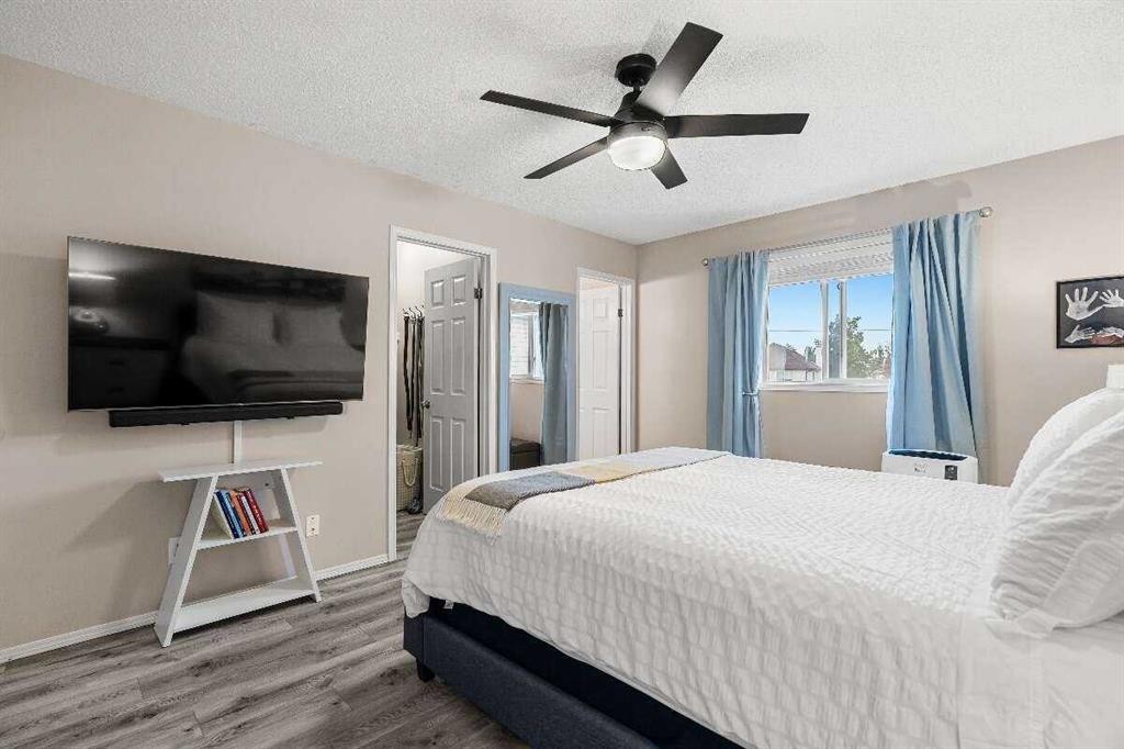 359 Mt Apex Green Se, Calgary, AB - Indoor Photo Showing Bedroom