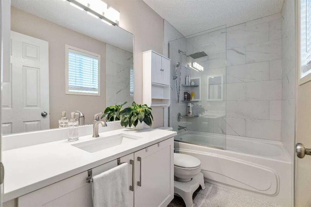 359 Mt Apex Green Se, Calgary, AB - Indoor Photo Showing Bathroom