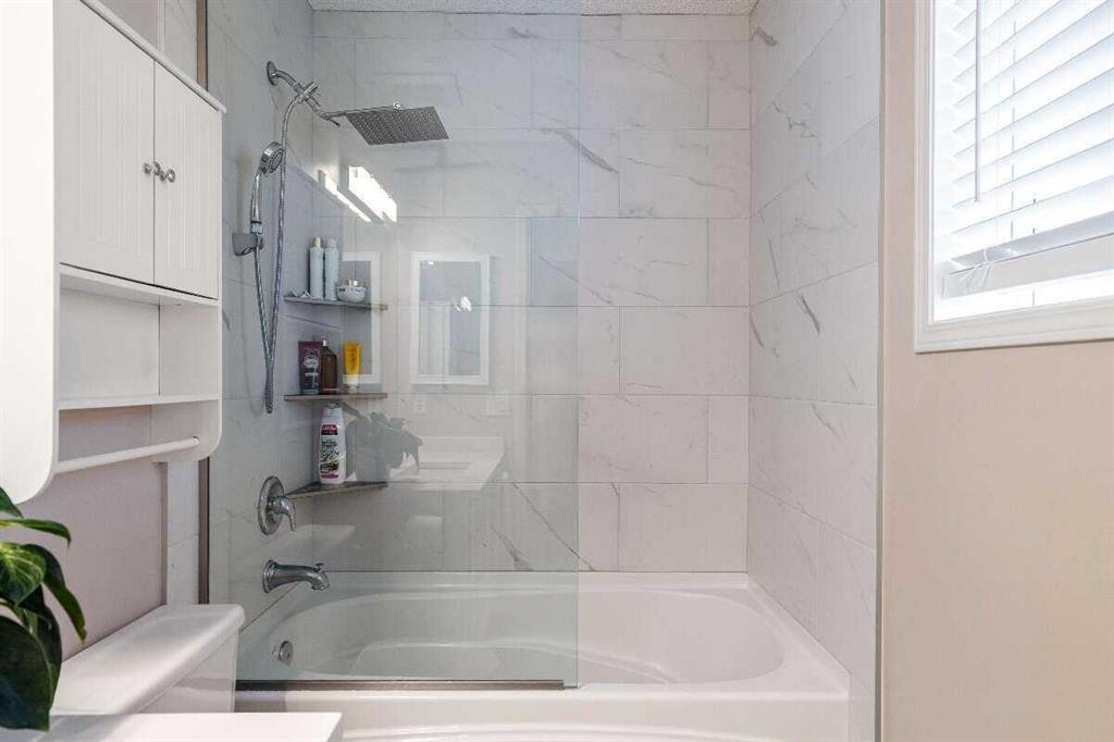 359 Mt Apex Green Se, Calgary, AB - Indoor Photo Showing Bathroom