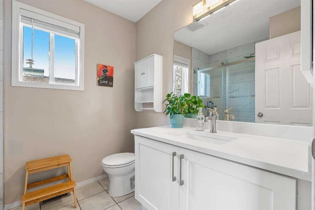 359 Mt Apex Green Se, Calgary, AB - Indoor Photo Showing Bathroom