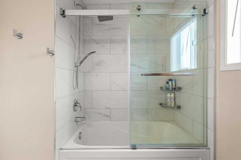359 Mt Apex Green Se, Calgary, AB - Indoor Photo Showing Bathroom