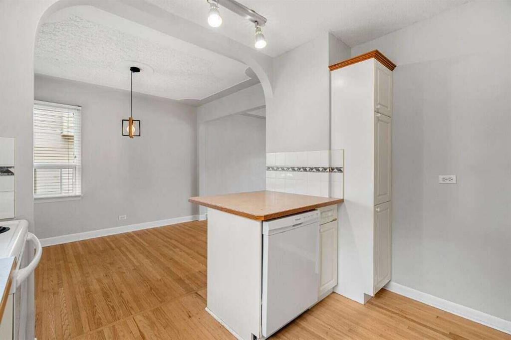 2307 Richmond Road Sw, Calgary, AB - Indoor Photo Showing Kitchen