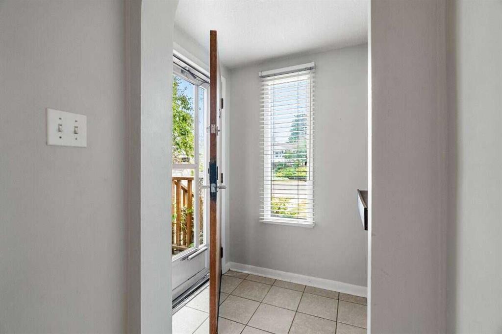 2307 Richmond Road Sw, Calgary, AB - Indoor Photo Showing Other Room