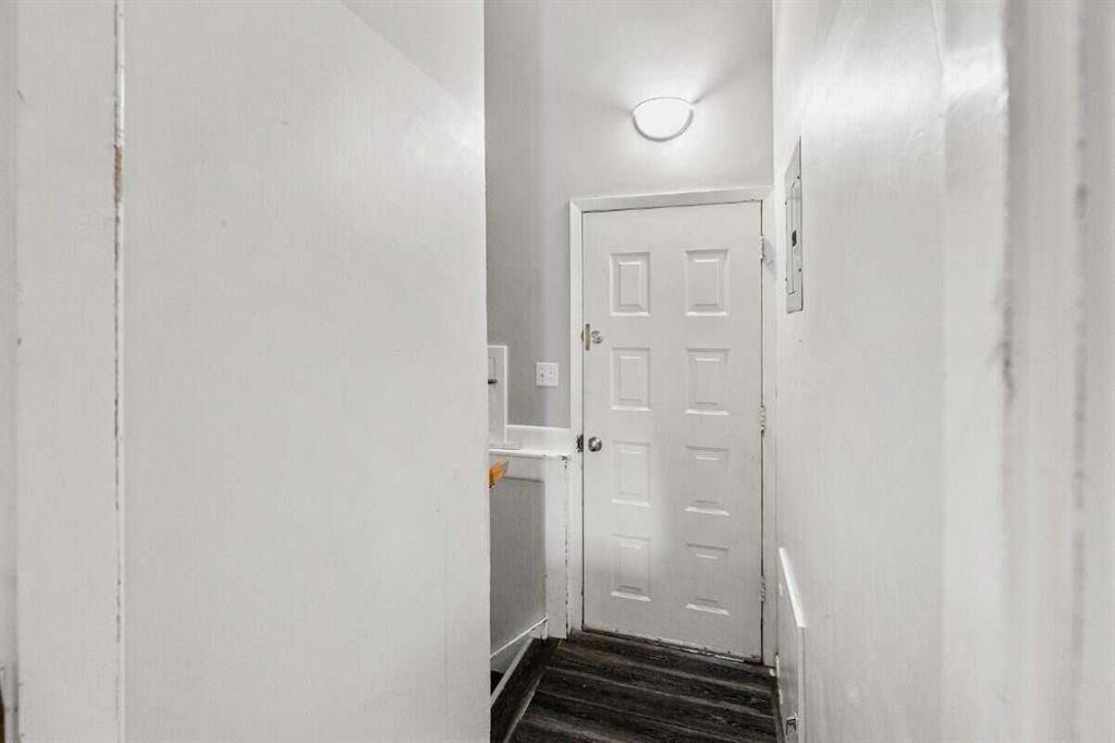 2307 Richmond Road Sw, Calgary, AB - Indoor Photo Showing Other Room